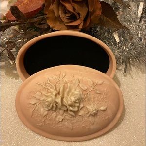 VINTAGE BEAUTIFUL BLUSH & CREAM COLOR INCOLAY OVAL LINED TREASURE BOX- EUC